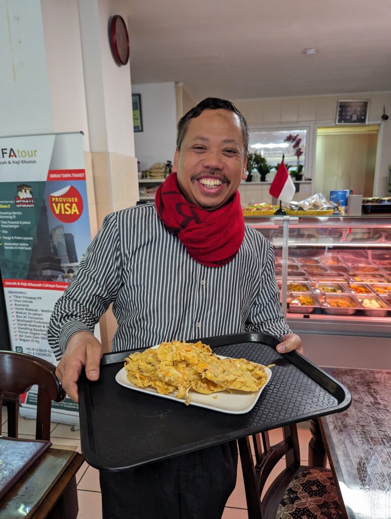 Toko Nusantara - Heerlijke Bakwan proeven tijdens de vegetarische Indonesische Foodtour - Den Haag