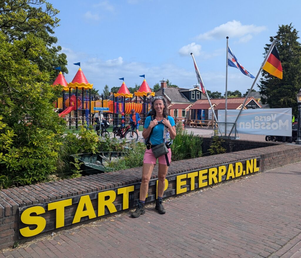 Startpunt Pieterpad in Pieterburen - Deze foto hoort er natuurlijk bij - Zinvol Reizen