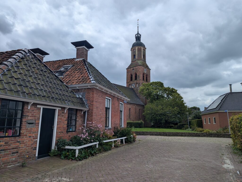 Zicht op de kerk in Eenrum - 10 dagen op het Pieterpad