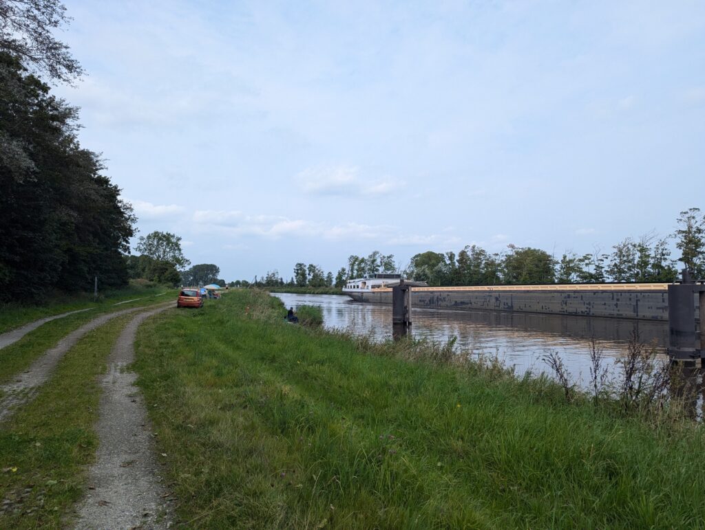 Lopend langs het Van Starkenborghkanaal na de Dorkwerdersluis - Pieterpad etappe 2