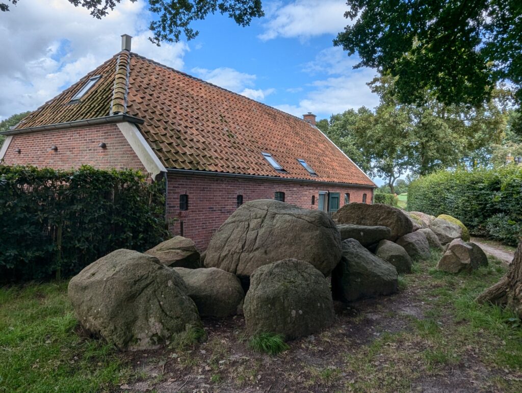 Hunebed D3 en D4 bij een boerderij in Midlaren - Pieterpad etappe 3