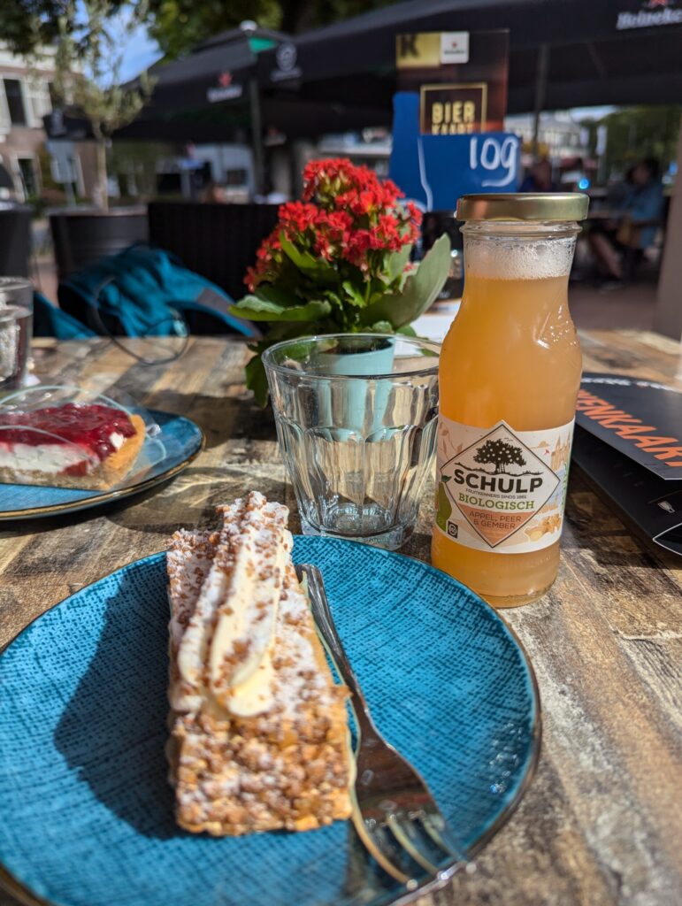 In Zuidlaren heerlijk op het terrasje nog even nagenieten met Jacoba van etappe 3 van het Pieterpad