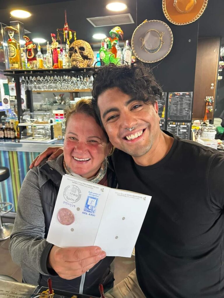 Martina met een mooie stempel in haar pelgrimspaspoort