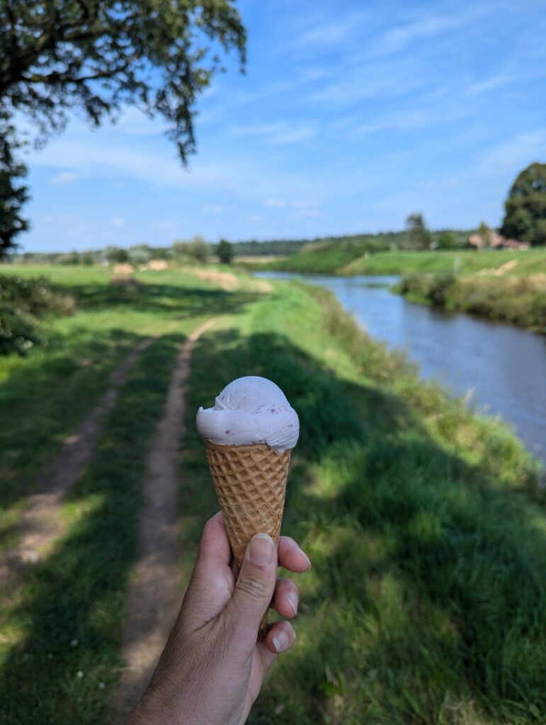 Ijsje kopen bij Junne - Onderweg op het Pieterpad