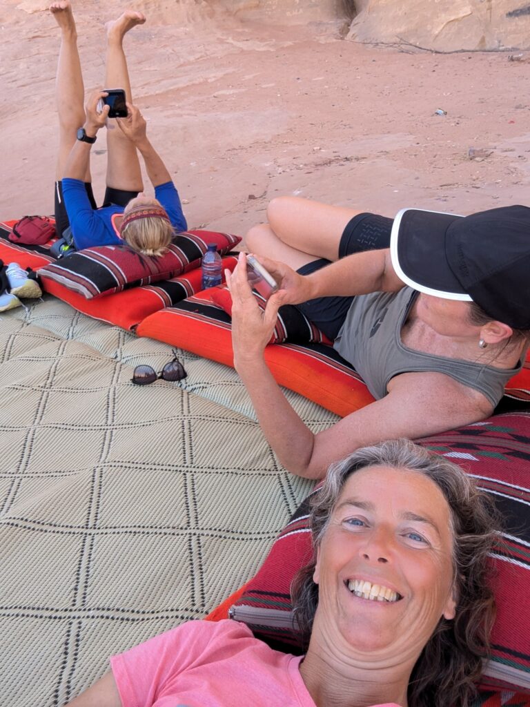 Voetjes even hoog, lekker uitrusten in de middagpauze tijdens de Jordan Trail Wandeling in de Wadi Rum - Jordanie