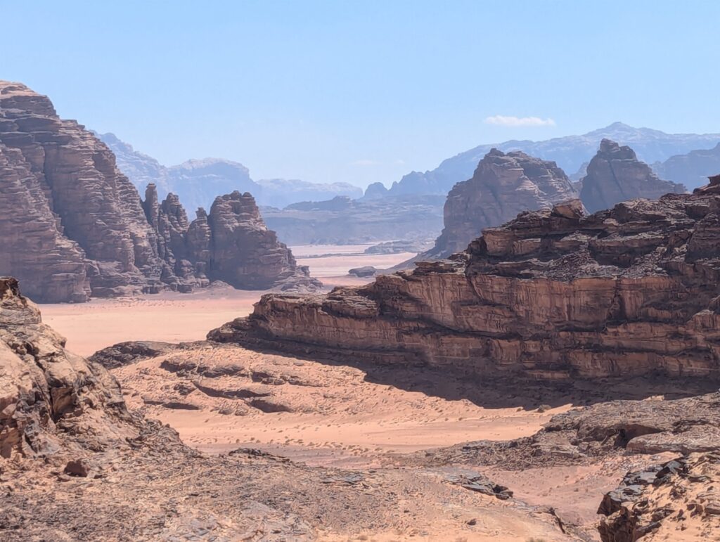 Langzaam krijg ik een geweldig zicht over de Wadi Rum - Zinvol Reizen