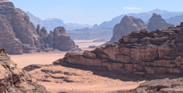 Langzaam krijg ik een geweldig zicht over de Wadi Rum - Zinvol Reizen