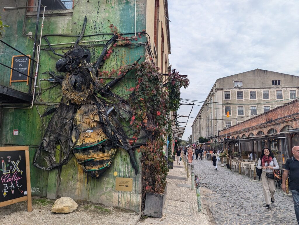 Hoe ontdek jij Lissabon? Ik deed het via de verschillende Lissabon street art locaties bordalo II. Het brengt je in vele leuke wijken.