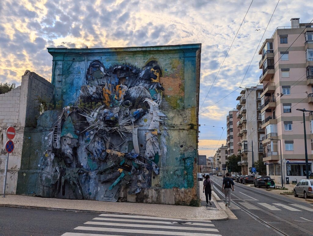 Hoe ontdek jij Lissabon? Ik deed het via de verschillende Lissabon street art locaties bordalo II. Het brengt je in vele leuke wijken.