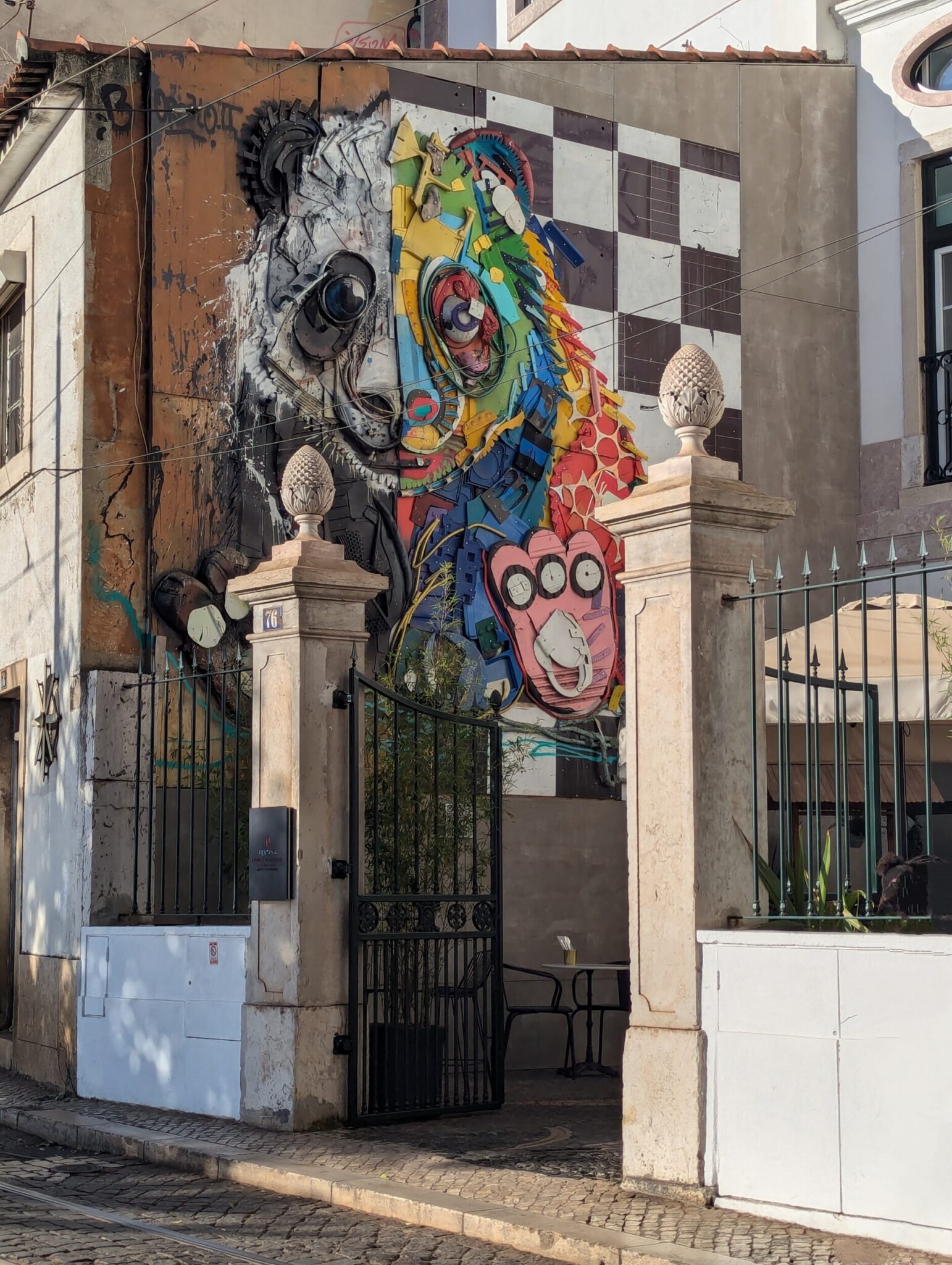 Lissabon street art van Bordalo II ontdekken - In welke wijken in ...