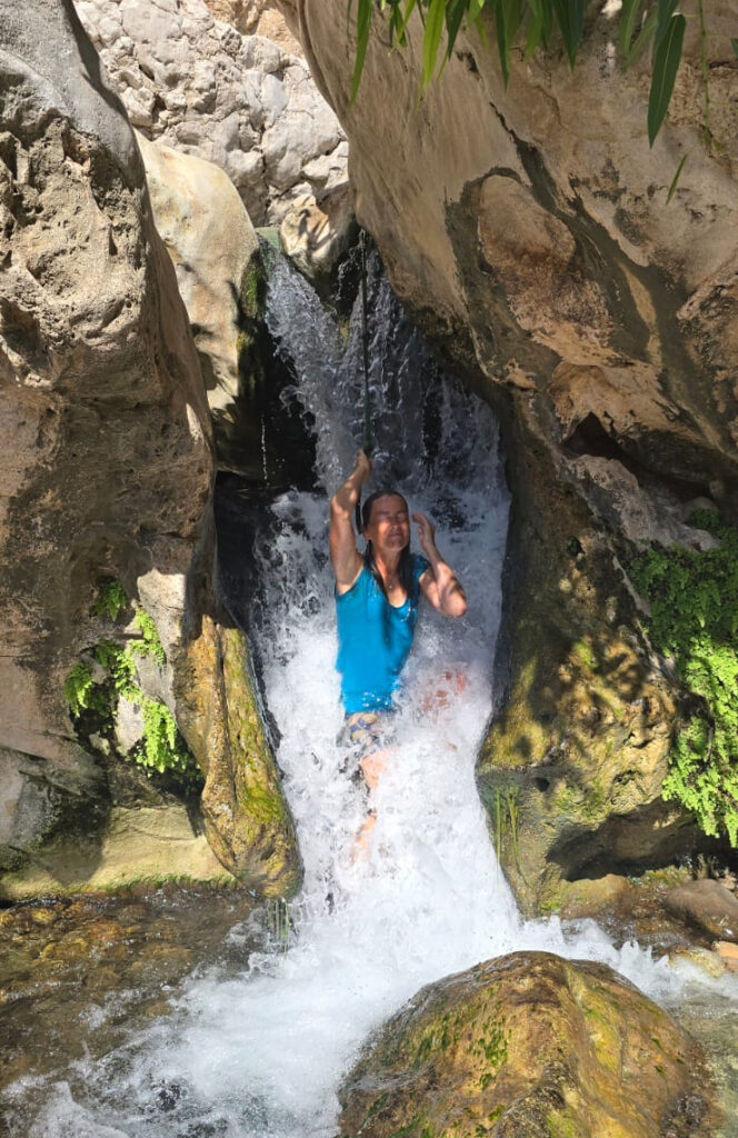 Paklijst wandelen in een wadi  - in de waterval in de Wadi Bin Khalid