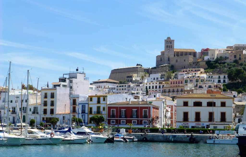 Van het zonnetje genieten in de haven van Ibiza - Stedentrip Ibiza in de lentezon