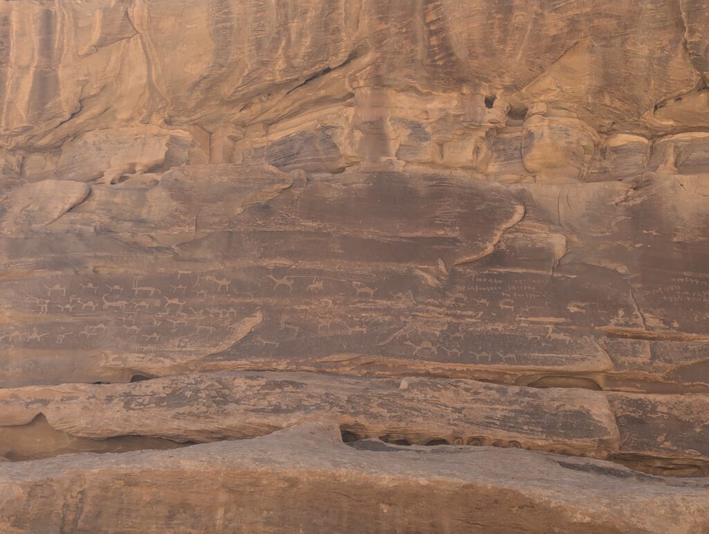 Nabatese inscripties in de Wadi Rum - Wadi Rum Jordanie ontdekken