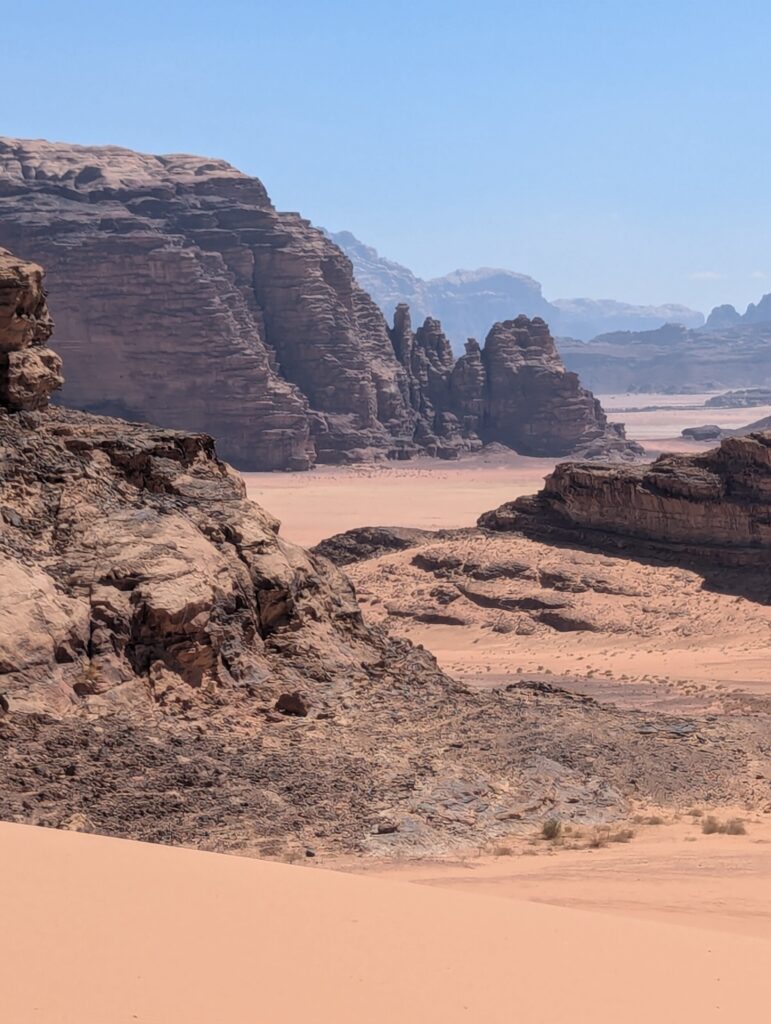 Zicht op Valley of Colors tijdens de wandeling - Wadi Rum