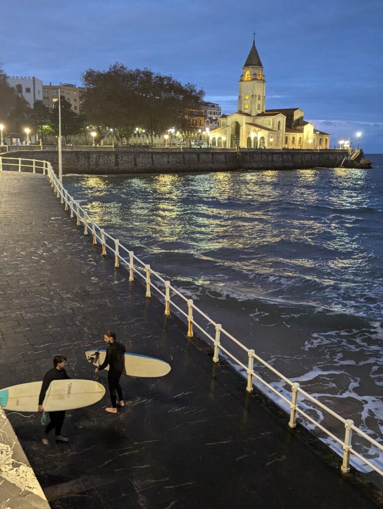 Tot in de avond wordt er gesurft op het strand van Gijon - Spanje