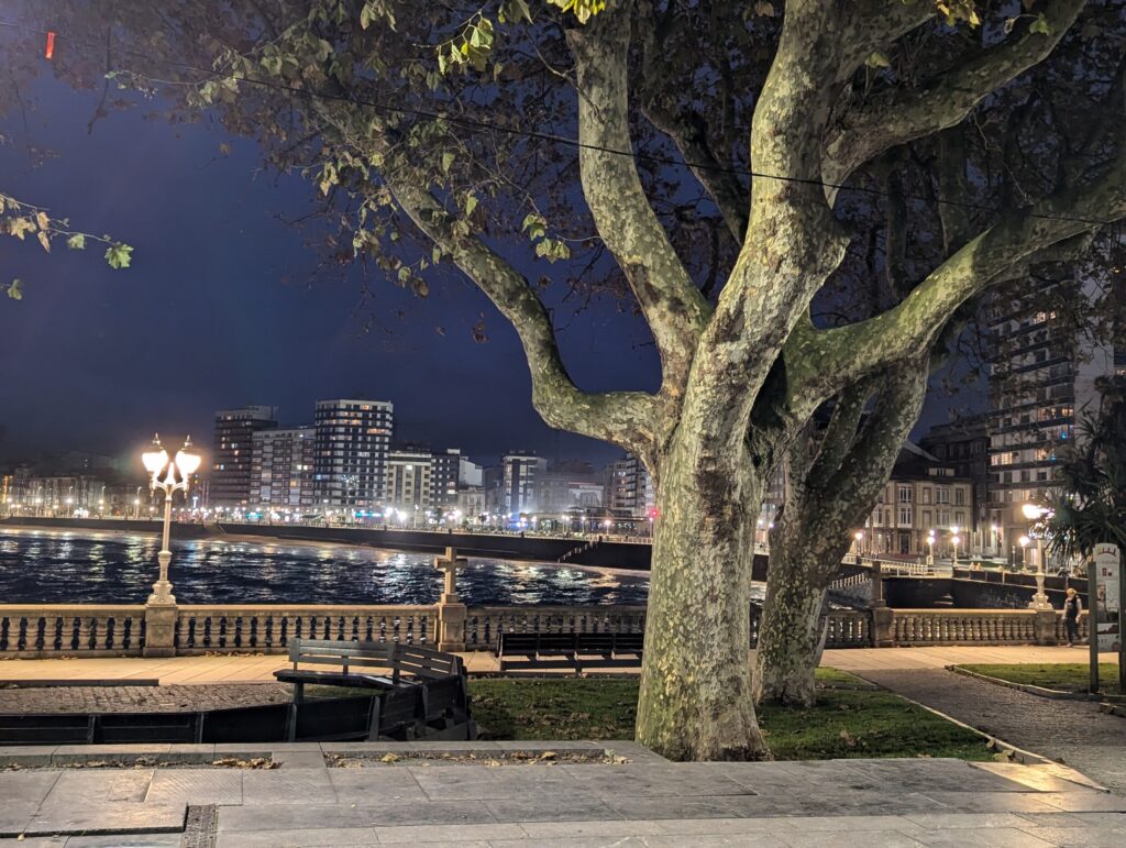 Gijon in de avond, strand van Gijon met skyline van Gijon - Spanje