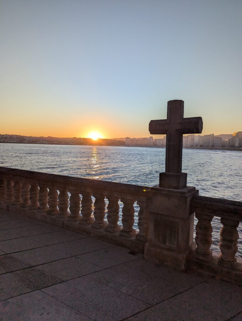 Zonsopgang bij het strand van Gijon - Spanje