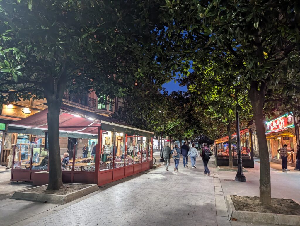 Calle Covadonga in Gijon, gezellige drukte in de avonduren