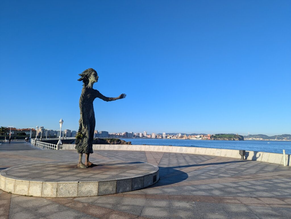 Monumenten a la madre del Emigrante - Gijon, Asturie Spanje