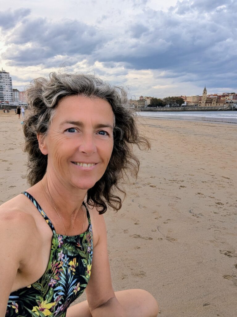 Zwemmen bij Gijon aan het San Lorenzo strand - Spanje