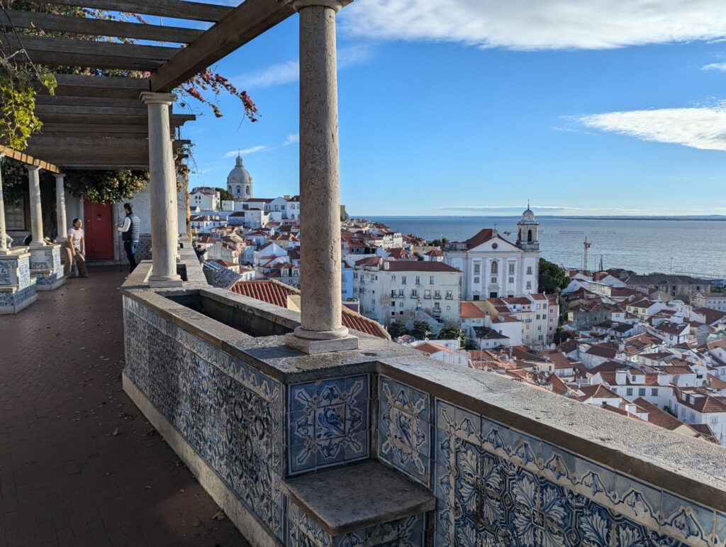 Miradouro de Santa Luzia - Lissabon - Mooiste plekje om uitzicht over de stad Lissabon te krijgen