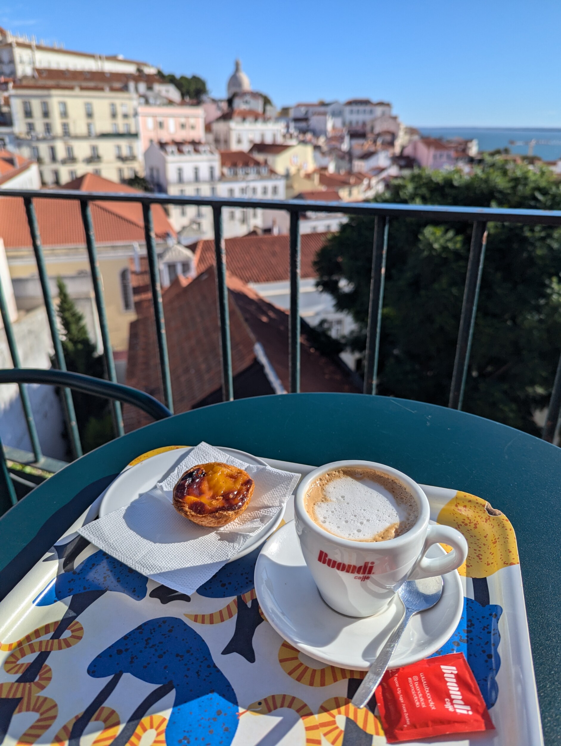 De eerste dag in Lissabon genoot ik volop van het uitzicht in Alfama en natuurlijk een Pasteis de Nata