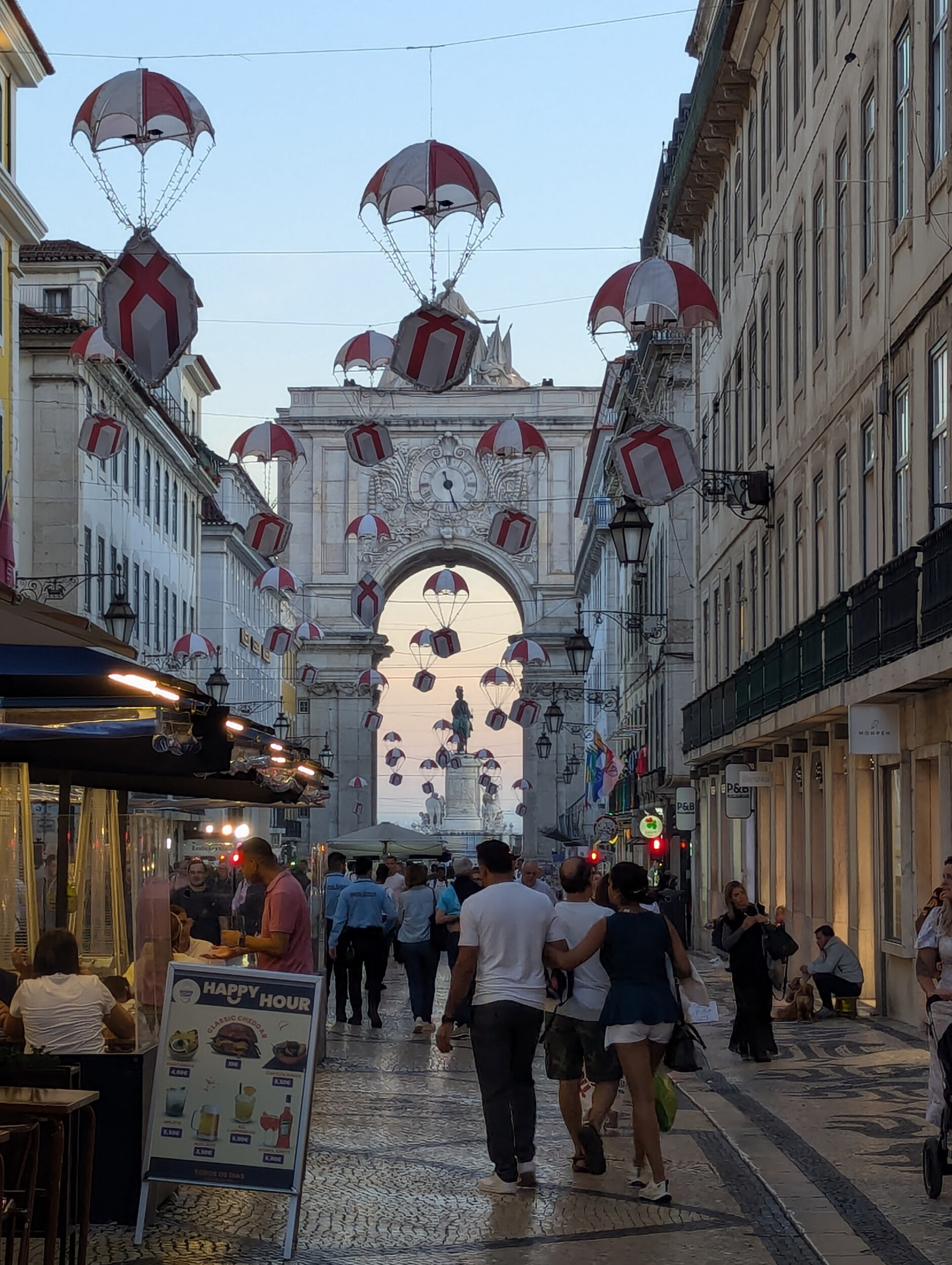 Rua Augusta in Lissabon komt uit op het Praca do Commercio - Hoe ontdek jij Lissabon? Ik deed het via de verschillende Lissabon street art locaties bordalo II. Het brengt je in vele leuke wijken.