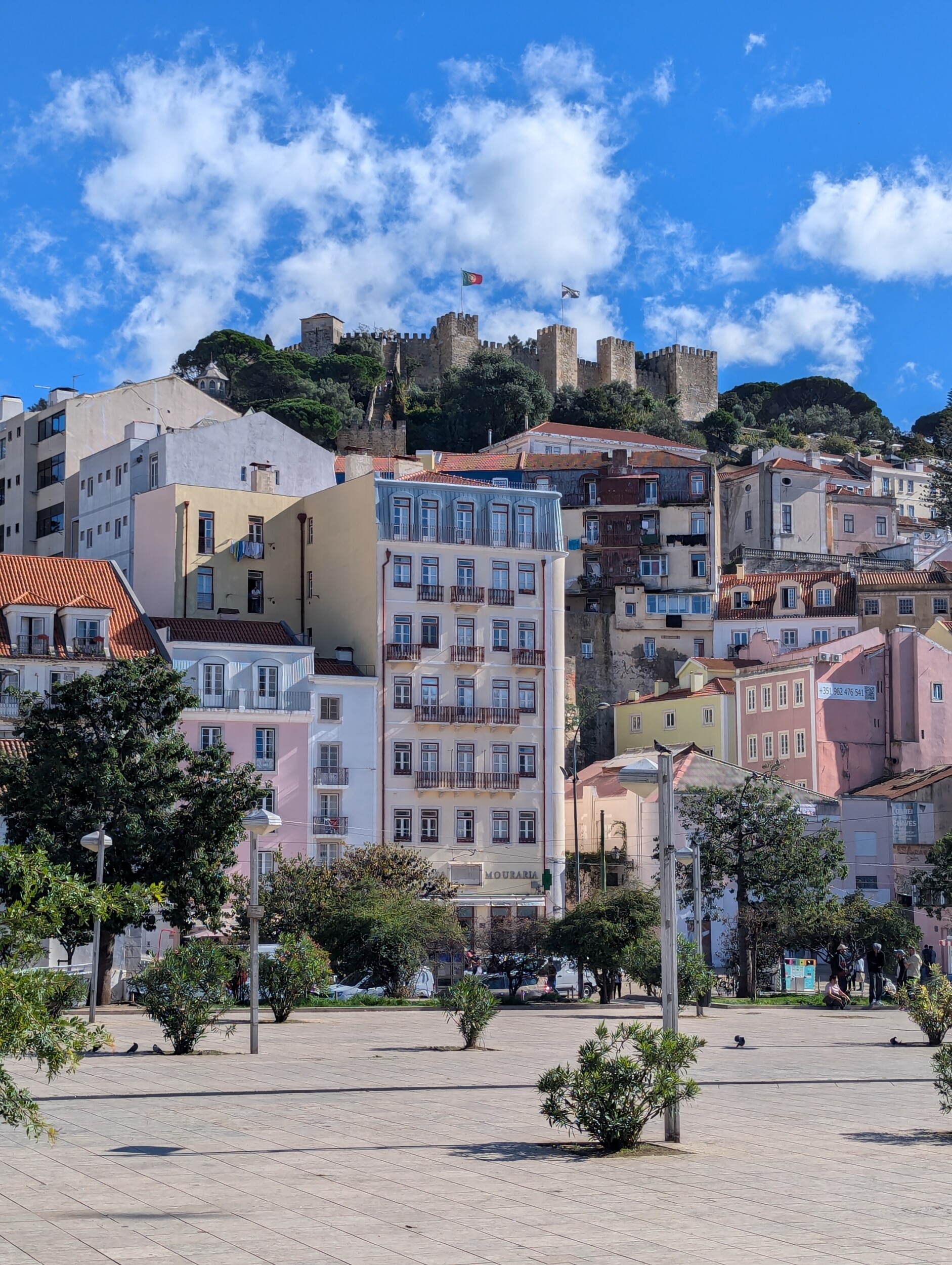 Zicht op kasteel Sao Jorge vanaf Praca Martim Moniz - Hoe ontdek jij Lissabon? Ik deed het via de verschillende Lissabon street art locaties bordalo II. Het brengt je in vele leuke wijken.