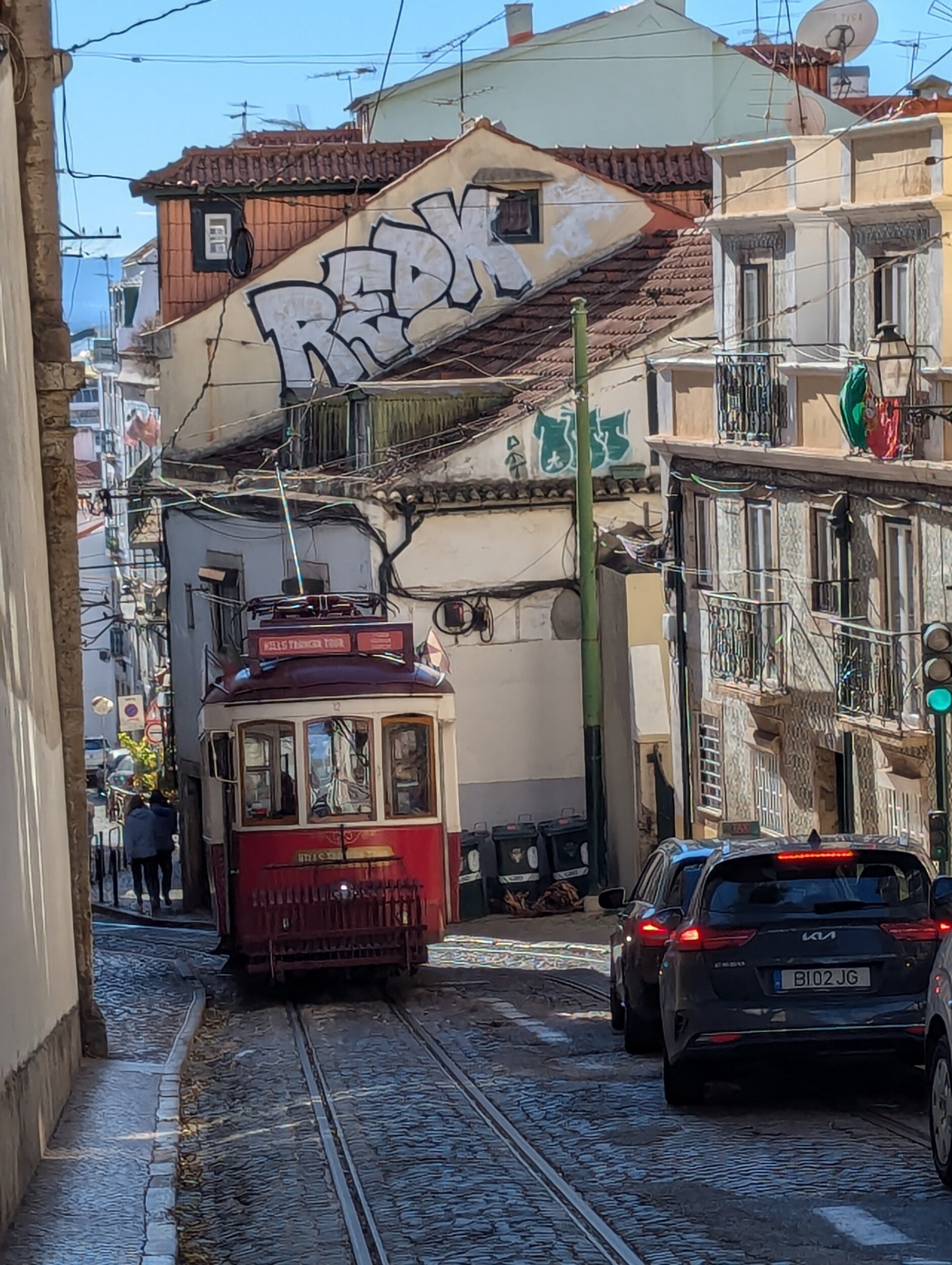 De oude trams in Lissabon zijn geweldig - Hoe ontdek jij Lissabon? Ik deed het via de verschillende Lissabon street art locaties bordalo II. Het brengt je in vele leuke wijken.