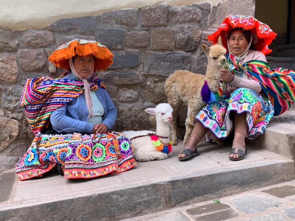 Kleurrijk Peru - Vrouwen en een lama in de straten van Peru