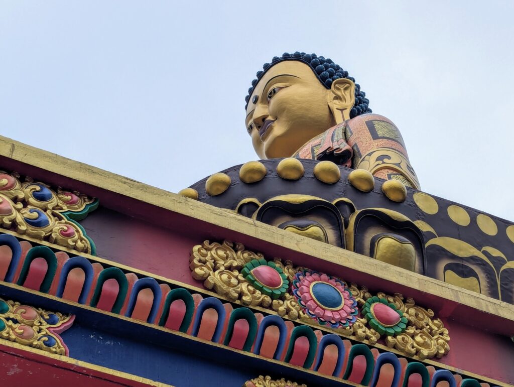 Buddha bij een Tibetaans klooster - Aruchanal Pradesh, India