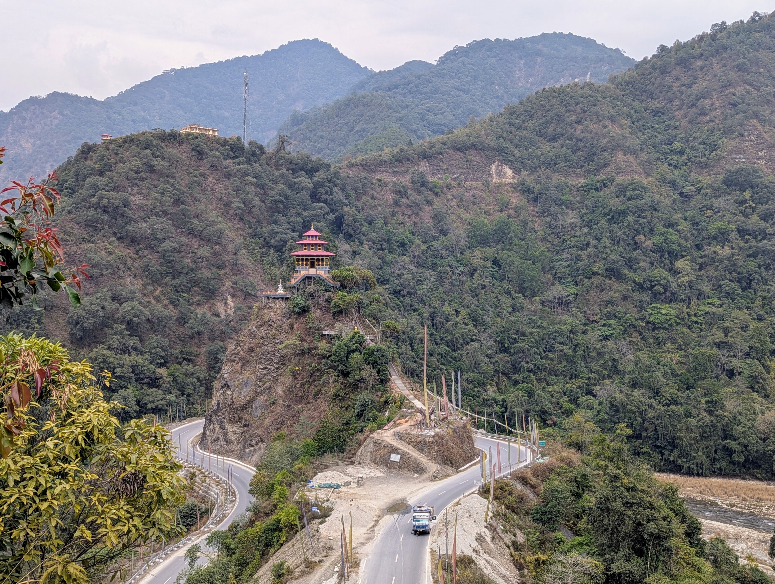 De natuur van Arunachal Pradesh met een klooster natuurlijk