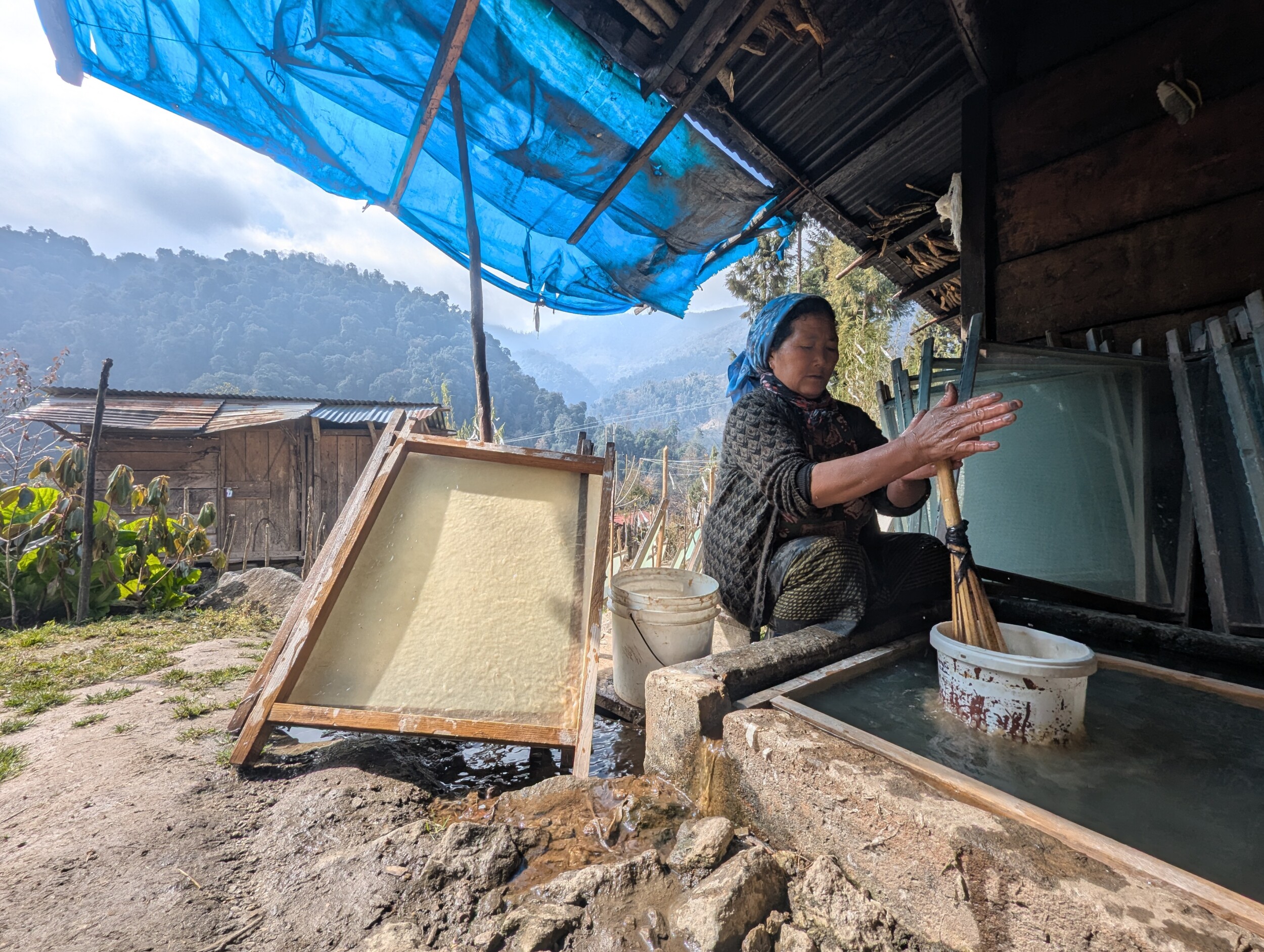 Papier maken in Mukto, Arunachal Pradesh, India