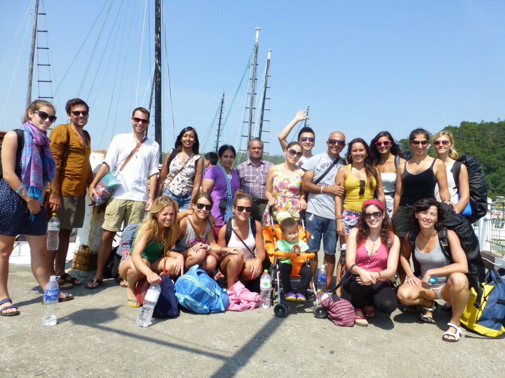 Groep van een trip naar Halong Baai, meerdere groepen samen