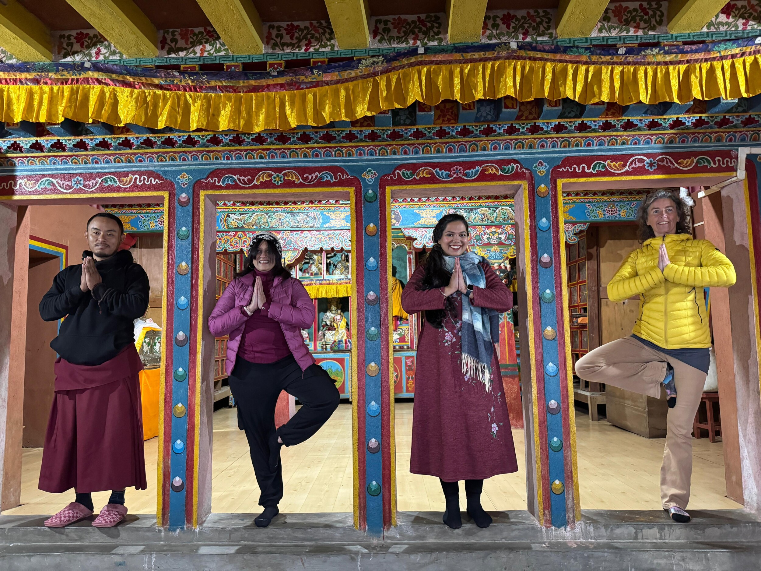 Asana in een klooster in de Himalaya