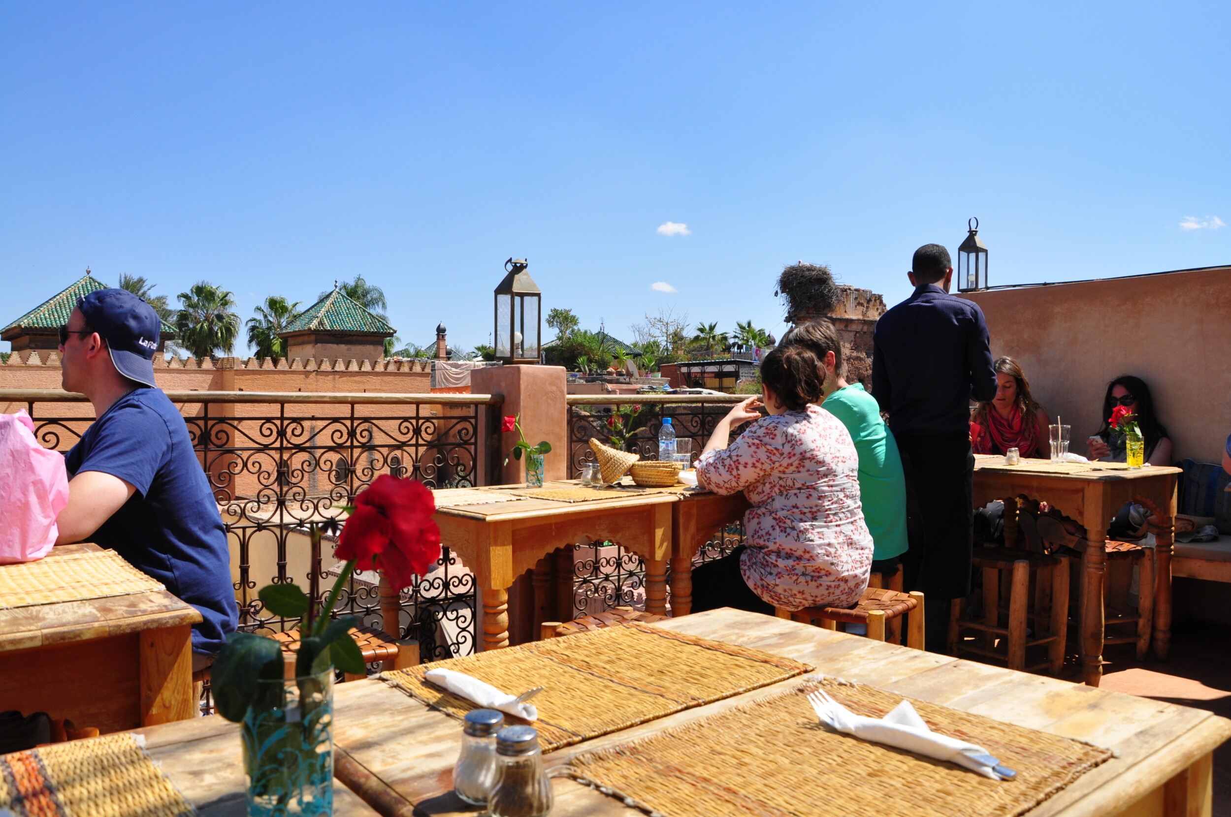 Thee op het dak van een riad in de oude stad Marrakech