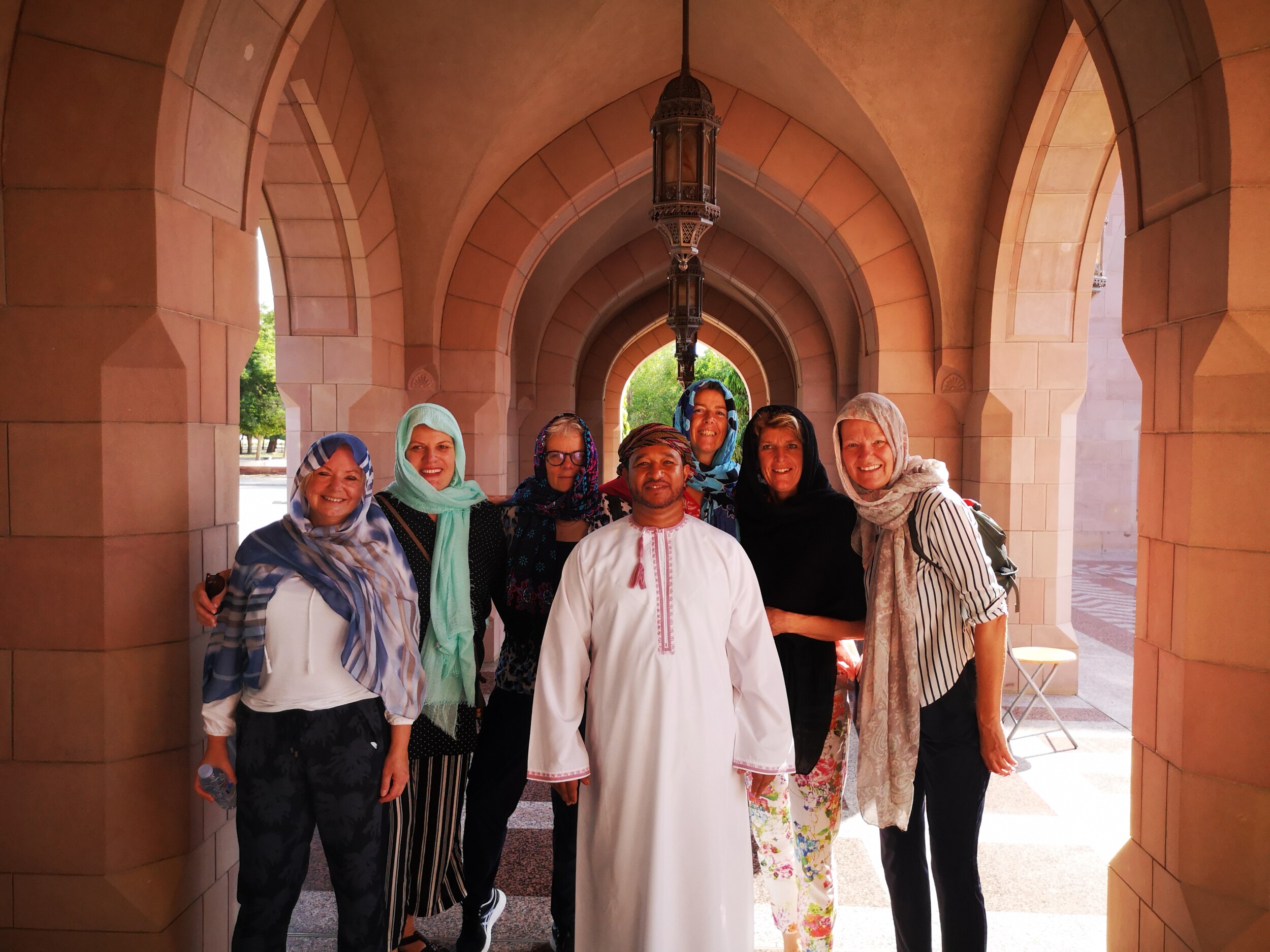 Bij de moskee moet je je ook bedekken - Muscat, Oman