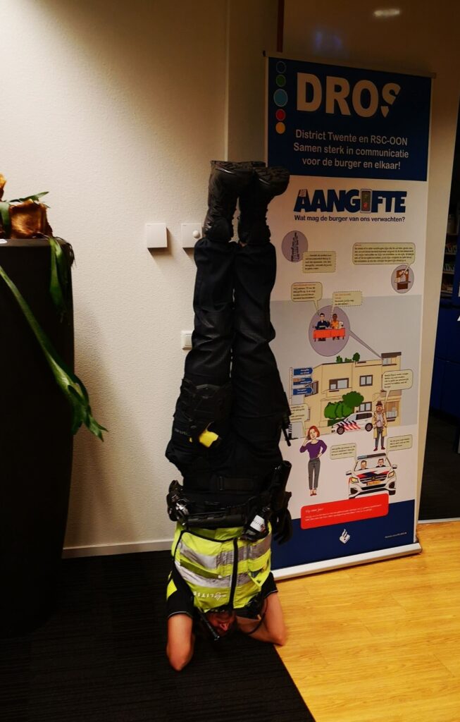 Ook in uniform deed ik soms een hoofdstand - Asana