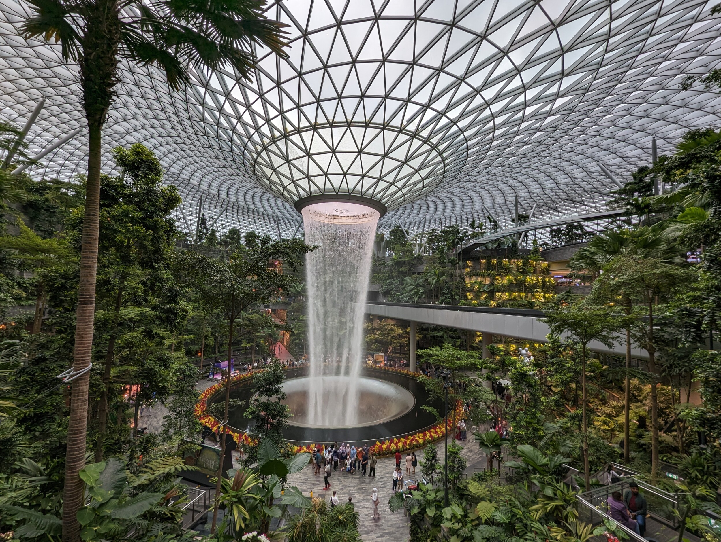 Vliegveld Singapore - Even wandelen naar grootste waterval ter wereld