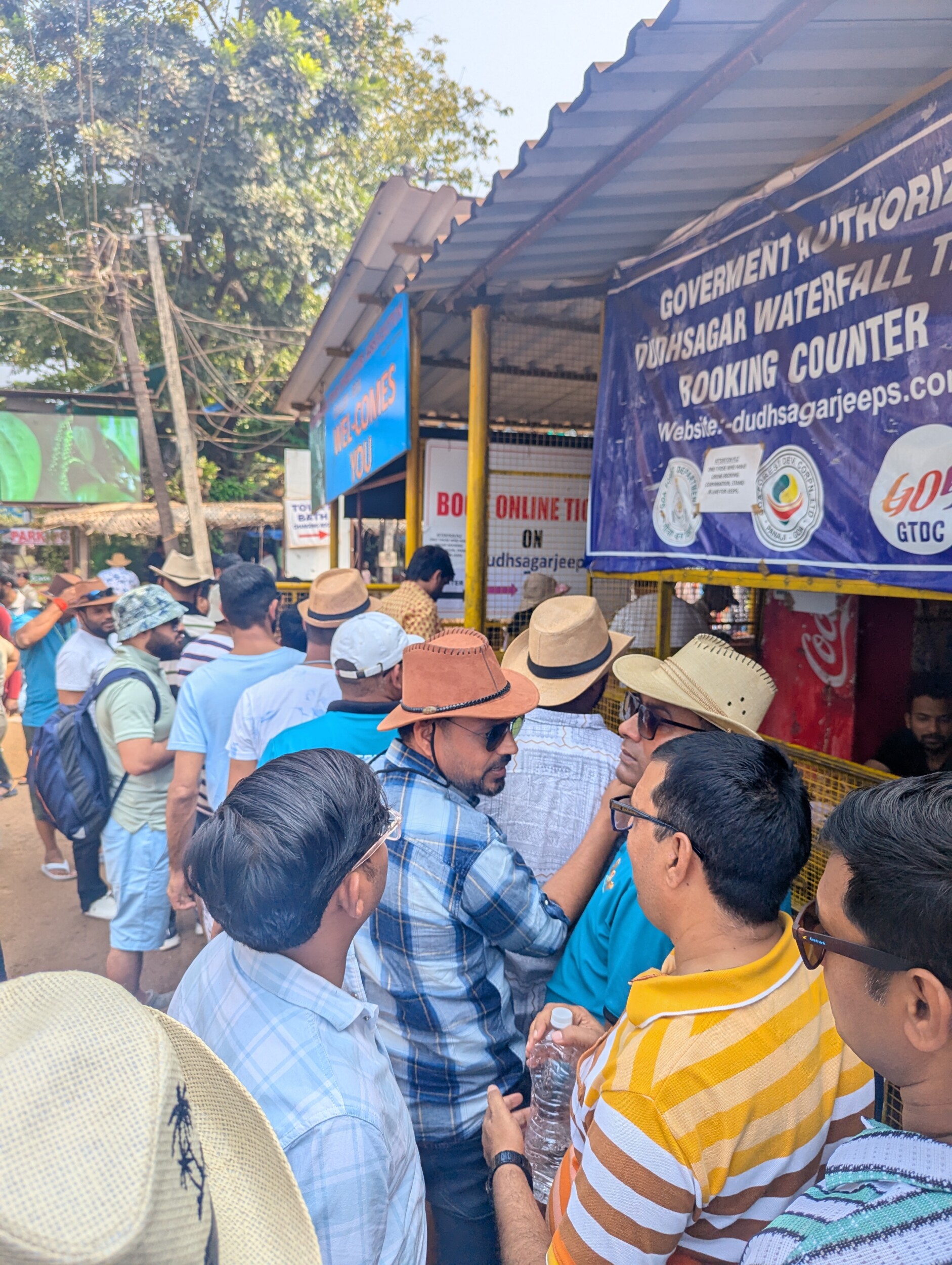 De lange wachtrij voor een kaartje Dudhsagar Falls - Goa