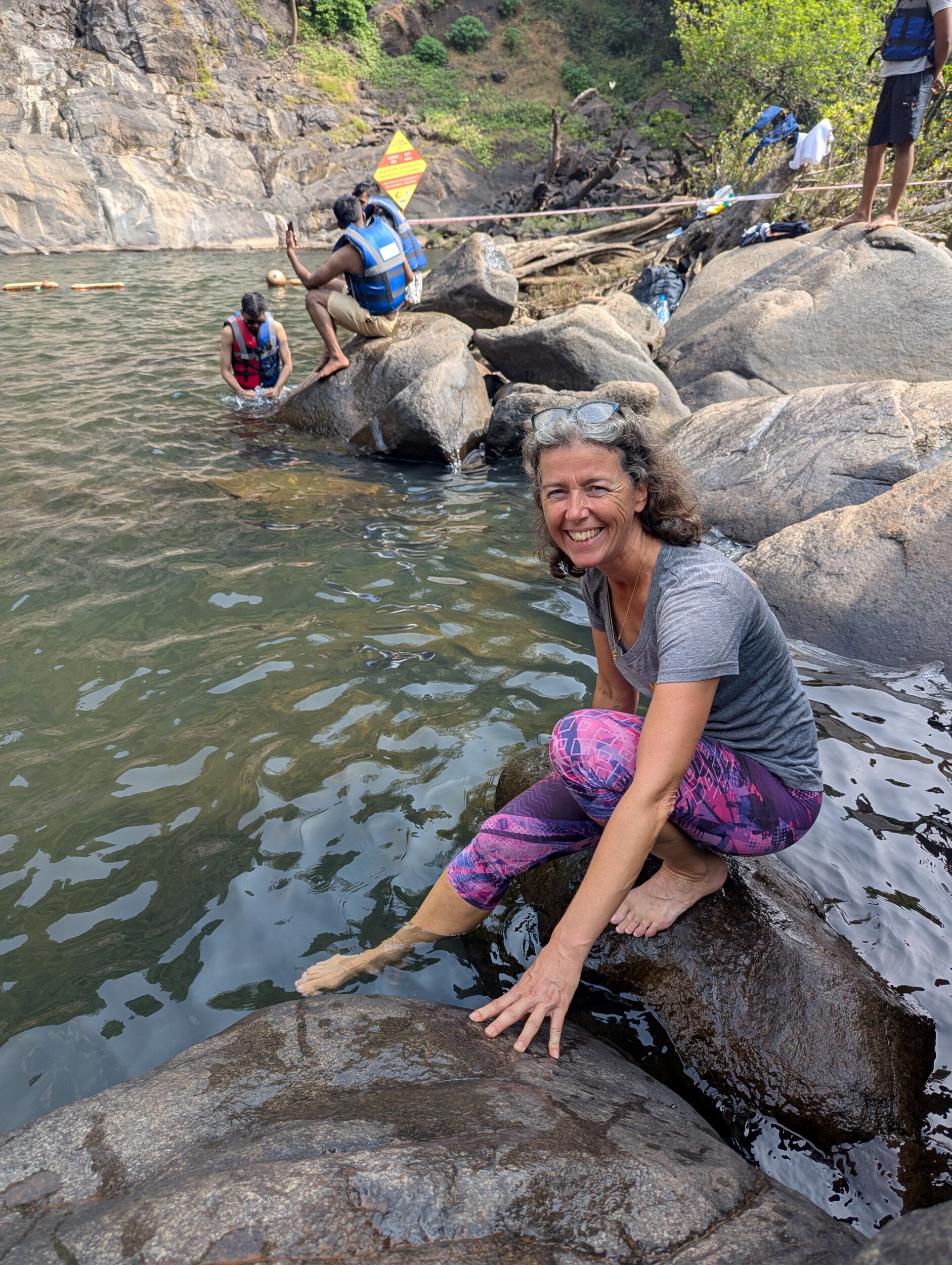 Het water is erg fris - Dudhsagar waterval in Goa
