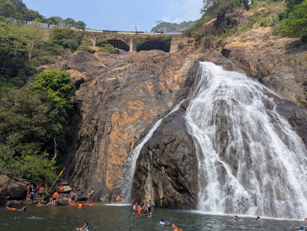 De trein die bovenlangs de Dudhsagar waterval rijdt - Goa India
