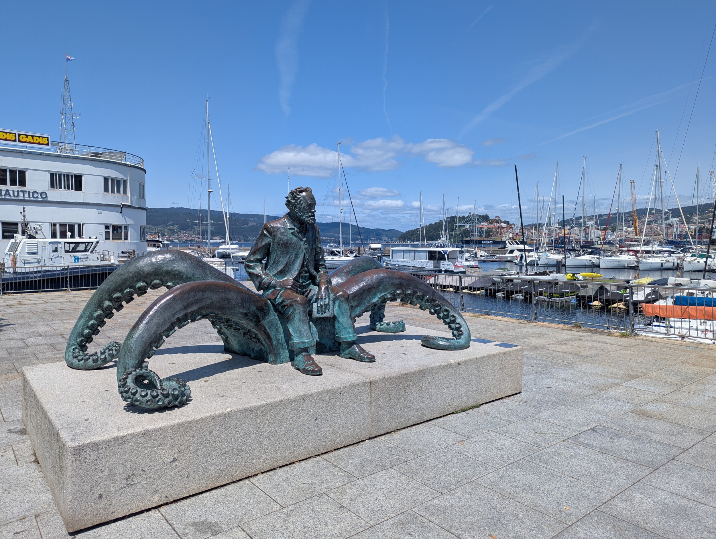 Beeld van Jules Verne aan de boulevard in Vigo - Bezienswaardigheden Vigo, Spanje