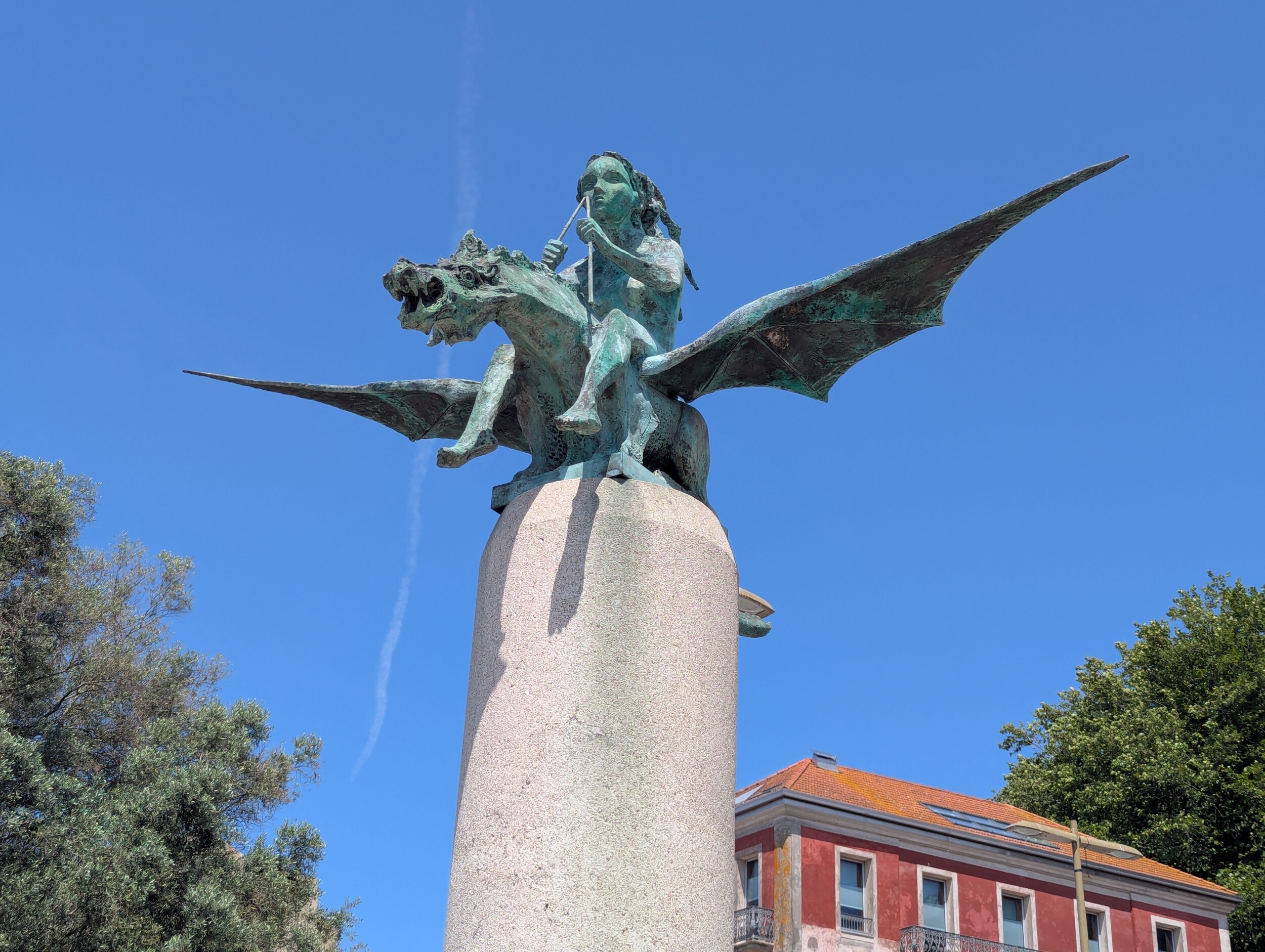 Monument voor zangers, dichters en troubadours, onderweg naar het kasteel van Vigo
