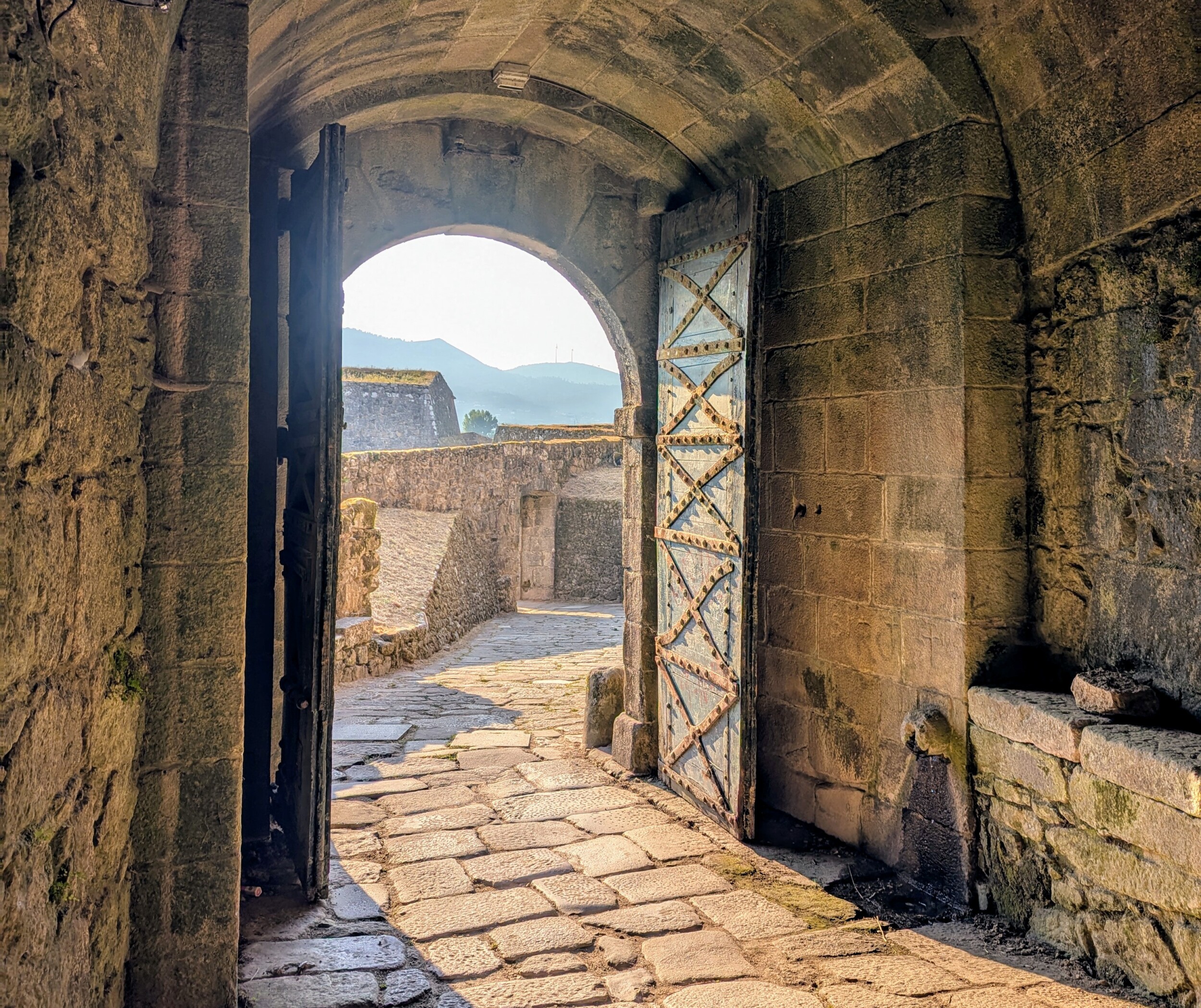 Een poort van Valenca oude stad langs de Portuguese camino