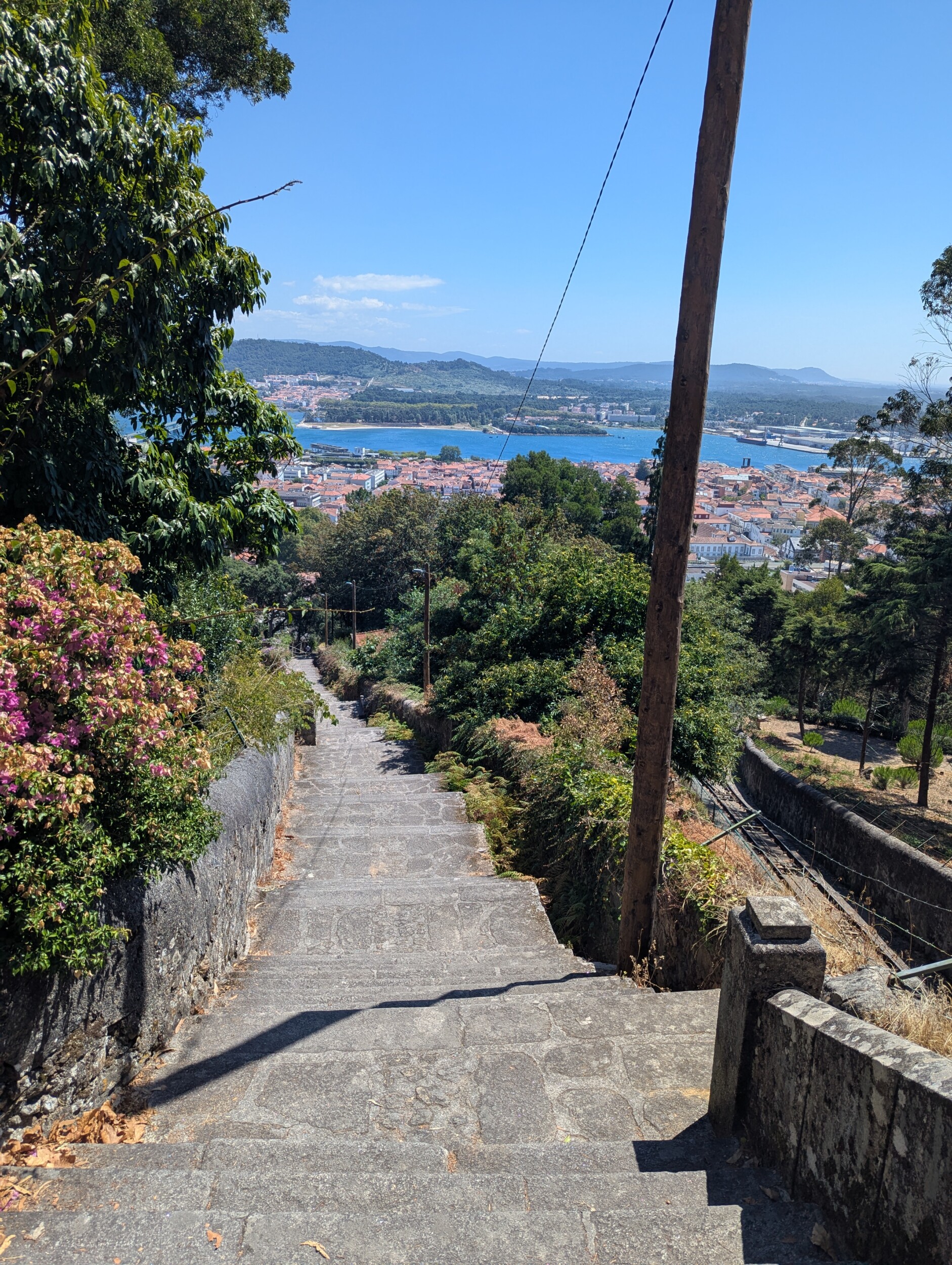 Naar de kathedraal en herberg in Viana do Castela