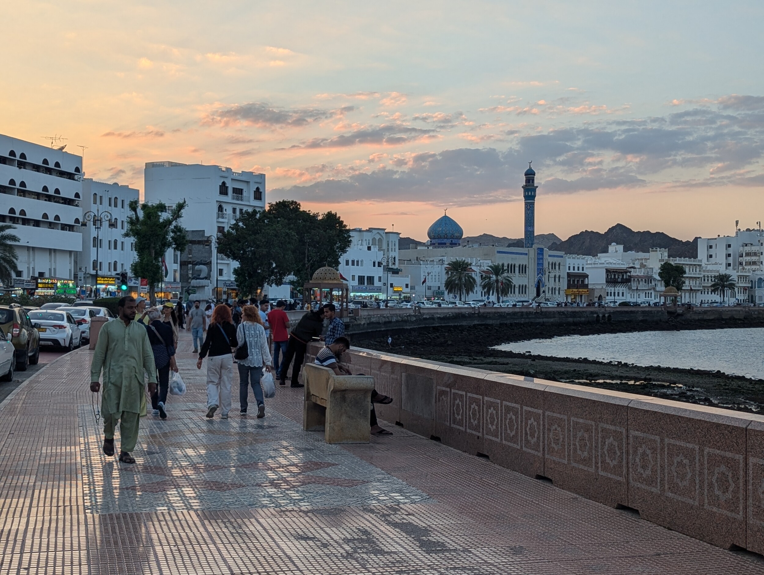 Wandelen over de boulevard van Muscat bij zonsondergang - Oman