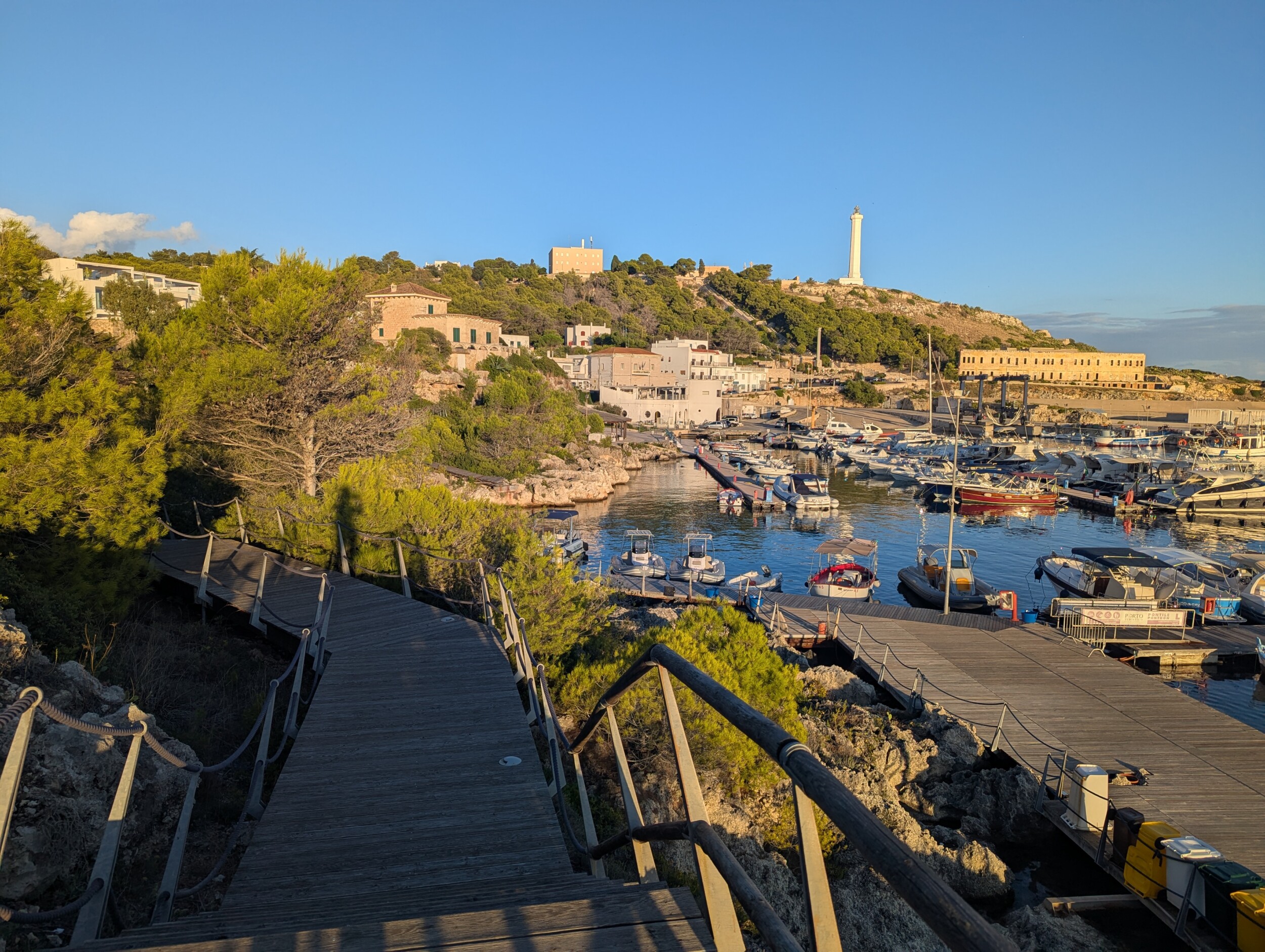 Haven van Santa Maria di Leuca met de vuurtoren op de achtergrond