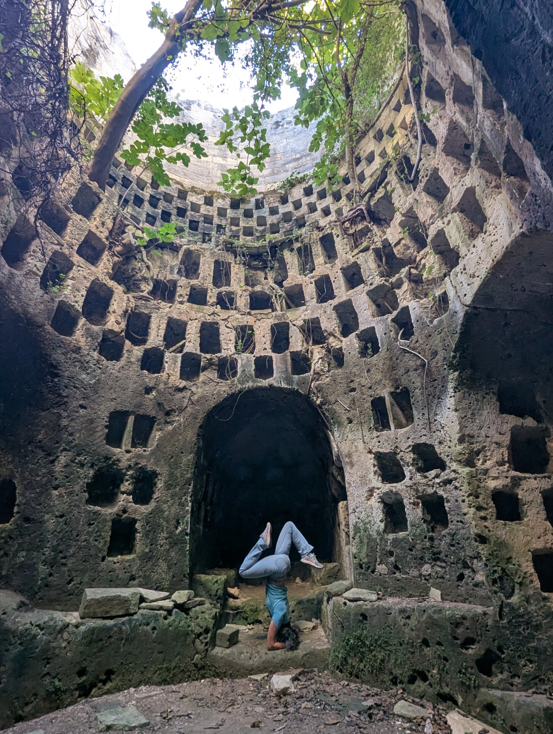 Yogapose in Ipogeo di Torre Pinta nabij Otranto