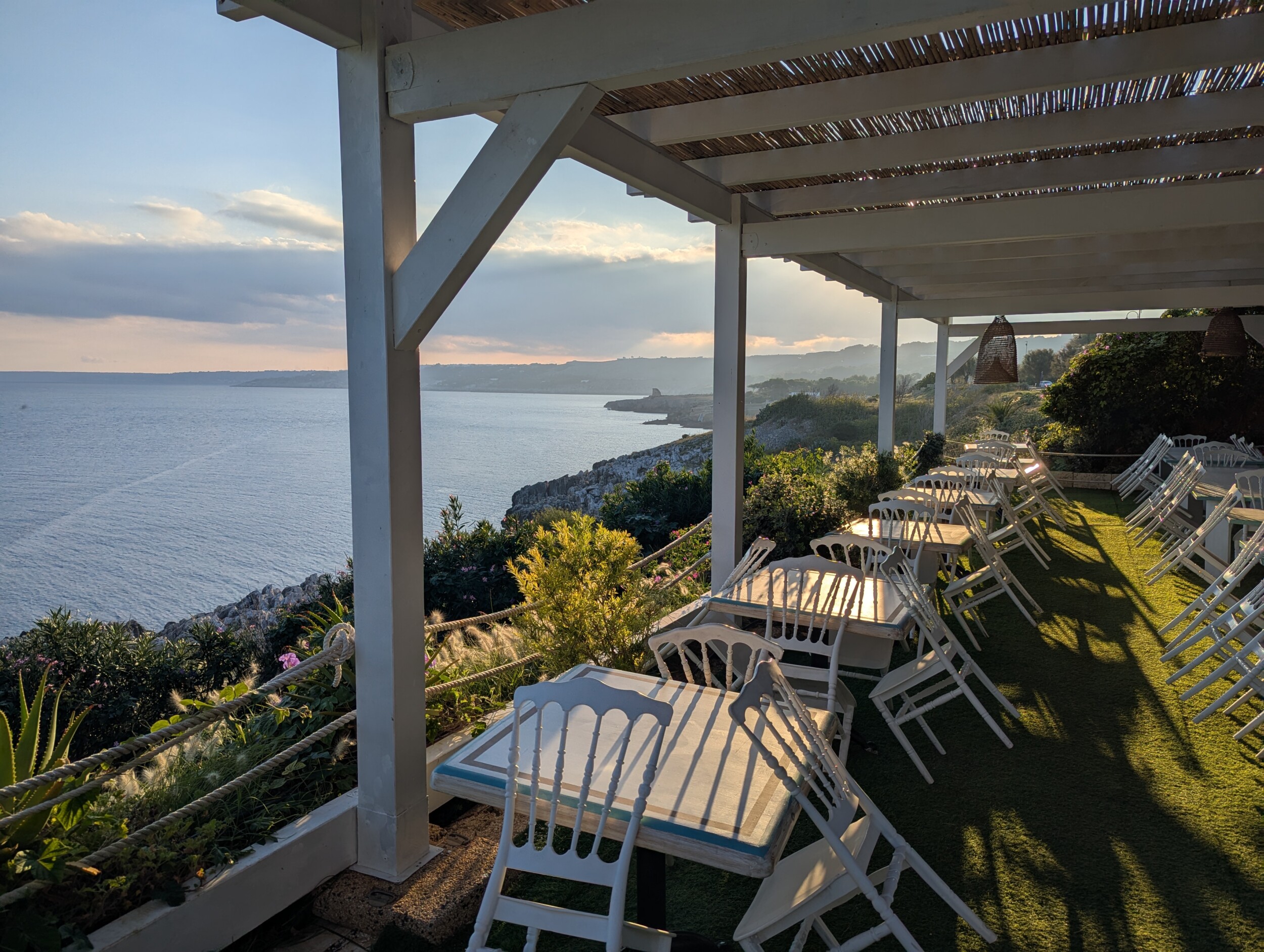 Uitzicht over de kustlijn bij in Santa Cesarea Terme - Puglia, Italie